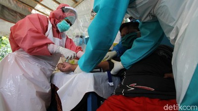 Suasana Rapid Test COVID-19 di Joyotakan Solo