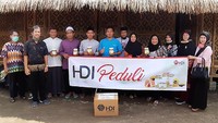 Penyerahan donasi ke Panti Asuhan Mahad Hubbul Quran al Islamy, Serang Banten oleh Enterpriser Leader dan Trainer HDI Istri Hayati, kepada Madhatta (kepala panti). High Desert International (HDI) menggalang beberapa inisiatif kemanusiaan untuk meringankan beban masyarakat di tengah krisis akibat wabah Covid-19 ini. Salah satunya, Gerakan HDI Peduli Pejuang Medis, sebuah kegiatan penghimpunan donasi yang didasari rasa kepedulian dan keinginan untuk meringankan beban para tenaga kesehatan dalam memerangi virus COVID-19.