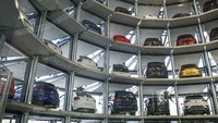 Dibangun pada tahun 2000, Glass Car Silo merupakan area parkir sementara. Uniknya, seluruh bangunan ini didedikasikan untuk memarkir mobil. (Getty Images/Carsten Koall)