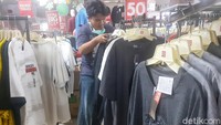 Di dalam swalayan pengunjung selalu diingatkan agar menjaga jarak.