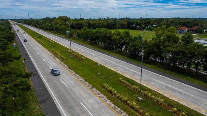 Kendaraan melintas di Tol Cipali Palimanan, Cirebon, Jawa Barat, Kamis (21/5/2020). Menjelang Lebaran, salah satu titik kepadatan arus mudik di ruas tol Cikopo-Palimanan (Cipali) terpantau sepi dikarenakan adanya larangan mudik dari Pemerintah demi mencegah penyebaran wabah COVID-19. ANTARA FOTO/Nova Wahyudi/nz