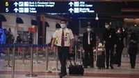 Awak hingga penumpang pesawat juga wajib pakai masker. Ari Saputra/detikcom.