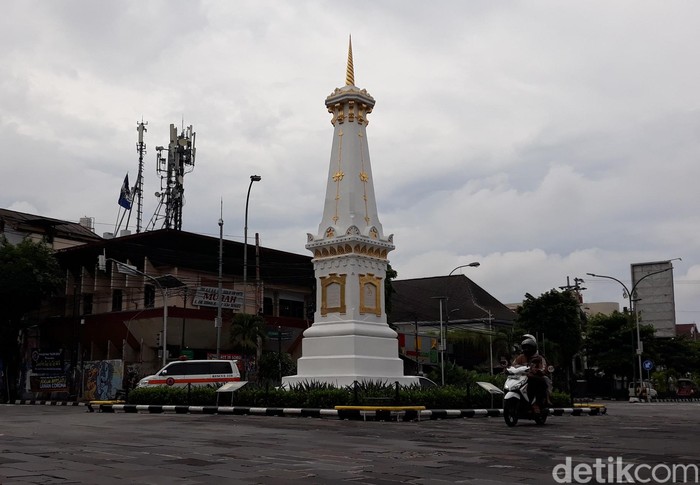 Selain Malioboro dan Titik Nol Kilometer, Tugu Pal Putih Yogyakarta menjadi salah satu tempat yang wajib dikunjungi oleh para wisatawan.