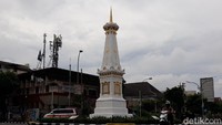 Tugu Pal Putih sendiri berdiri di tengah simpang empat antara Jalan Mangkubumi, Jalan Jenderal Sudirman, Jalan A.M Sangaji dan Jalan Dipenogoro. Berada di pusat Kota Yogyakarta membuat wisatawan dengan mudah menuju Tugu tersebut.