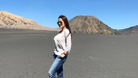Untuk destinasi dalam negeri, Tante Ernie bersama keluarga pernah juga liburan ke Bromo lho. Dia berfoto di Pasir Berbisik sebagai buktinya. (Instagram/@himynameisernie)