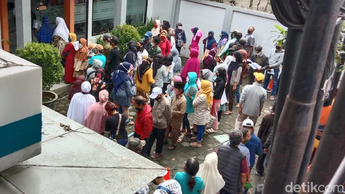 Ratusan warga mengantre di salah satu Kantor Pos di Jalan Jakarta, Kota Bandung, Jawa Barat untuk mengambil bantuan sosial (bansos) dari Kementerian Sosial.