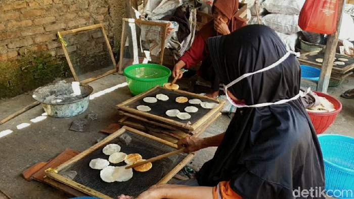 Penjualan opak khas Sumedang menurun drastis akibat pandemi Corona