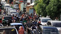 Kepadatan dipicu oleh kendaraan keluar masuk pasar dan angkot ngetem.