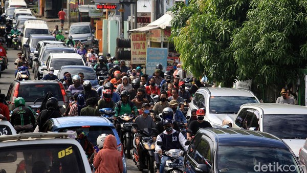 Masa PSBB, Kemacetan Terlihat di Depan Pasar Ceger Tangsel