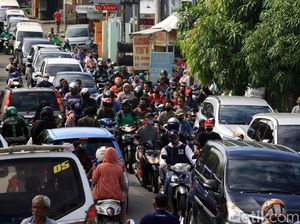 Masa PSBB, Kemacetan Terlihat di Depan Pasar Ceger Tangsel