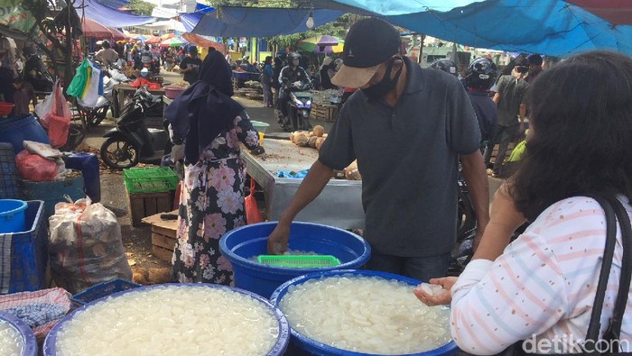 Penjualan Kolang Kaling Sepi Peminat Menjelang lebaran, kolang kaling biasanya menjadi buruan. Namun, pandemi Corona membuat makanan satu ini sepi peminat.