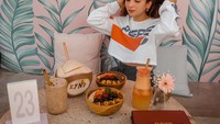 Bali yang merupakan kota wisata pun tak luput dikunjungi Sarah Keihl yang doyan liburan. Ia terlihat menyantap sarapan sehat seperti semangkuk smoothie bowl dengan buah segar, smoothies, dan kelapa muda segar. Foto: Instagram @sarahkeihl