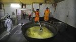 Dapur Umum Corona di Delhi Sanggup Masak 100 Ribu Makanan Per Hari