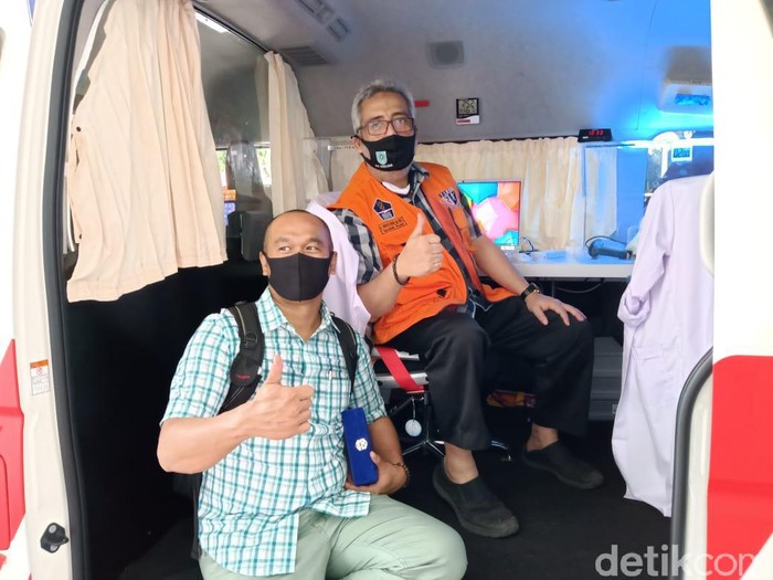 Pemkot Probolinggo mendatangkan mobil combat COVID-19 untuk tes swab mandiri. Mobil didatangkan karena kasus Corona di Jatim terus bertambah.