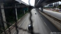 Arus lalu lintas yang mengarah ke Cikampek maupun sebaliknya tampak lancar.