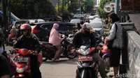  Lalu lintas tampak semrawut.
