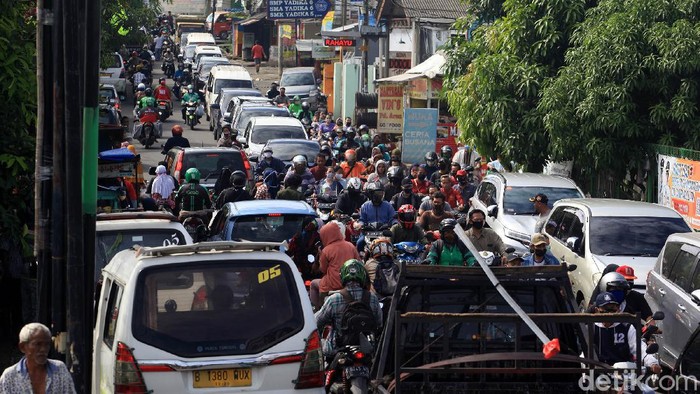 Kepadatan kendaraan terjadi di depan Pasar Ceger, Tangsel, Kamis (21/5). Padahal Pemkot Tangsel masih menerapkan PSBB untuk menangkal penyebaran virus Corona.