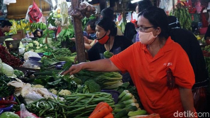 Jelang Lebaran, Pasar Sumber Artha Bekasi Ramai Warga menyerbu pasar Pasar Sumber Artha, Bekasi, untuk membeli kebutuhan lebaran. Banyaknya pengunjung membuat penerapan physical distancing sulit dilakukan.