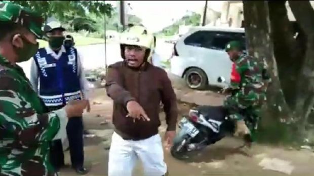 Video viral oknum polisi tak pakai masker di Sultra melawan petugas Gugus Tugas COVID-19 (Screenshot video viral)