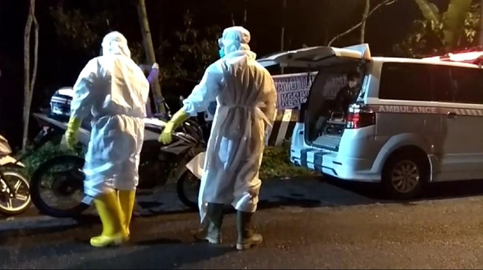 Petugas ber-APD evakuasi warga diduga positif Corona di Tasikmalaya