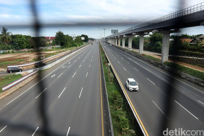 Tiga hari menjelang lebaran, arus lalu lintas di KM 9 dan KM 13 Tol Jakarta Cikampek terpantau lancar. Pengendara bisa melenggang di jalan tol tersebut.