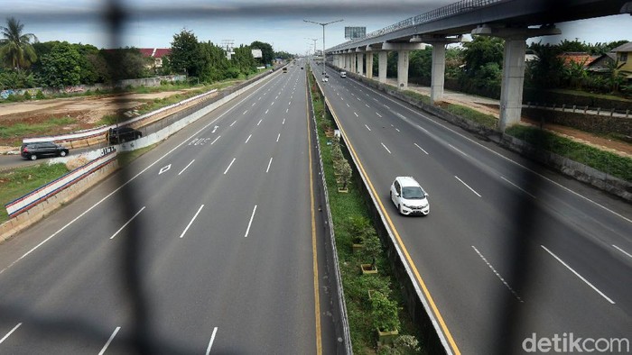 Tiga hari menjelang lebaran, arus lalu lintas di KM 9 dan KM 13 Tol Jakarta Cikampek terpantau lancar. Pengendara bisa melenggang di jalan tol tersebut.