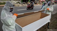  Mereka membawa peti mati dalam aksi tersebut. Kampanye hidup sehat digelar di kawasan TPU Tanah Kusir,  Jakarta, Kamis (21/5/2020).
