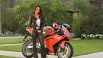 Pisah dengan Suami, Megan Fox Mesra sama Mobil