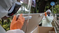 Peti mati yang dibawa itu standar jenazah korban COVID-19.