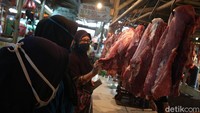 Selain sayuran, daging sapi juga diserbu oleh warga.