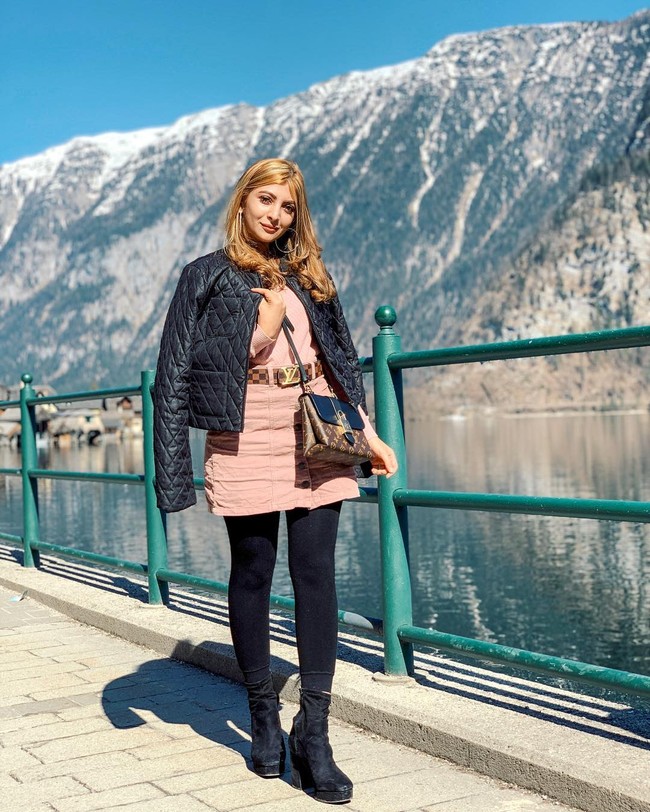 Sarah Keihl pun kerap mengunggah foto liburan mewahnya. Saat liburan ke tempat hits, Sarah pun tampil dengan gaya mewah. Gaya liburannya kali ini, wanita 24 tahun itu menggunakan tas dan belt Louis Vuitton.  Foto: dok. Instagram @sarahkeihl