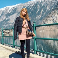 Sarah Keihl pun kerap mengunggah foto liburan mewahnya. Saat liburan ke tempat hits, Sarah pun tampil dengan gaya mewah. Gaya liburannya kali ini, wanita 24 tahun itu menggunakan tas dan belt Louis Vuitton.  Foto: dok. Instagram @sarahkeihl