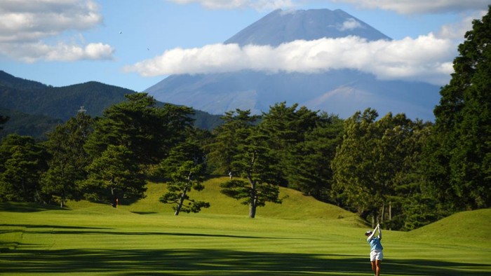 Sektor pariwisata Jepang ikut terpukul pandemi COVID-19. Gunung Fuji yang menjadi ikon Jepang ditutup untuk mencegah penularan virus Corona.