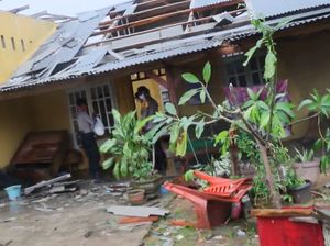 Video Keganasan Puting Beliung Hantam Lampung, Ratusan Rumah Rusak