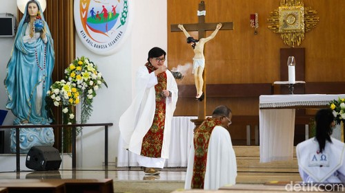 Ibadah Kenaikan Isa Almasih secara online digelar di Gereja San Mare, Bintaro, Tanggerang Selatan, Kamis (21/5/2020).