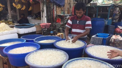 Penjualan Kolang Kaling Sepi Peminat