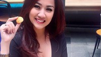 Banyak orang mengagumi foto-foto Ernie di instagram. Tak sedikit yang mengira Ernie menggunakan jasa fotografer, padahal yang banyak menjepret fotonya adalah sang suami. Foto: instagram @himynameisernie