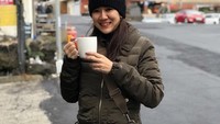 Liburan ke Pulau Jeju di Korea Selatan saat musim dingin memang membawa sensasi sendiri. Suhu dingin membuat Ernie memilih menyesap segelas kopi hangat. Sluurp! Foto: instagram @himynameisernie
