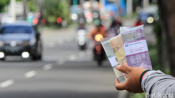 Jasa Penukaran Uang Receh Jelang Lebaran Penjual jasa penukaran uang receh mulai menjamur jelang Lebaran. Salah satunya di kawasan Pondok Indah, Jakarta.