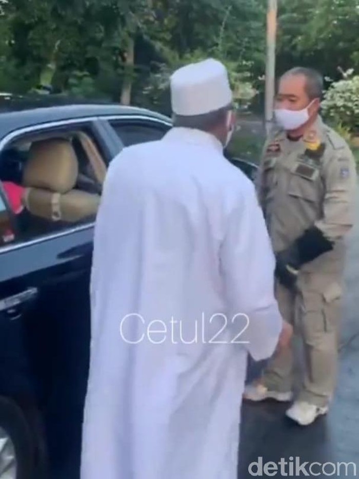 Video pria bergamis memarahi hingga mendorong petugas PSBB Surabaya viral di media sosial. Peristiwa itu terjadi pada Rabu (20/5) sore.