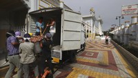 Makanan tersebut didistribusikan oleh pemerintah Delhi ke tempat-tempat penampungan dan titik-titik kritis di penjuru kota.