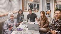 Salah satu usaha yang dimiliki Sarah Keihl adalah Mie Bangcad, kerja samanya dengan YouTuber terkenal Arief Muhammad. Lihat nih momen mereka saat sedang meeting sambil menikmati makanan di salah satu restoran. Foto: Instagram @sarahkeihl