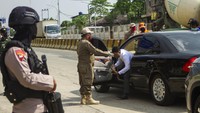 Dulu tak ada jaga jarak di kendaraan pribadi maupun umum. Kini pengendara dan penumpang harus jaga jarak. Antara Foto/M Ibnu Chazar.