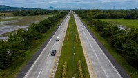 Foto udara penampakan tol Trans Jawa. Di bawah kepemimpinan mantan Gubernur DKI Jakarta itu, Indonesia menggencarkan pembangunan jalan tol mulai dari Trans Jawa, Trans Sumatera, hingga di Kalimantan dan Sulawesi. (Nova Wahyudi/Antara Foto)