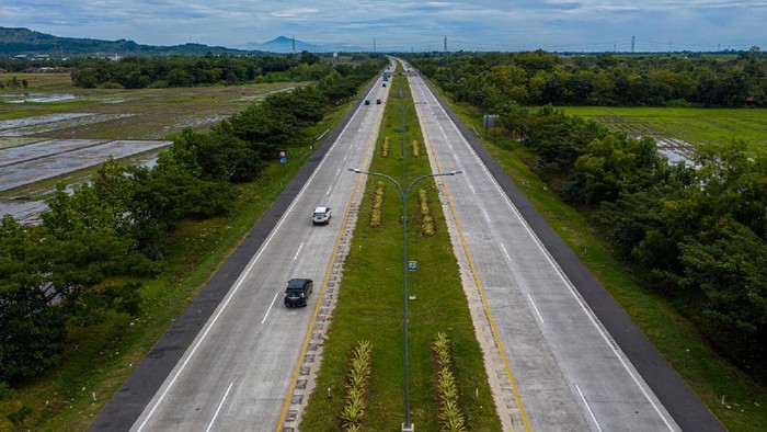 LALU LINTAS DI TOL CIPALI SEPI Kendaraan melintas di Tol Cipali Palimanan, Cirebon, Jawa Barat, Kamis (21/5/2020). Menjelang Lebaran, salah satu titik kepadatan arus mudik di ruas tol Cikopo-Palimanan (Cipali) terpantau sepi dikarenakan adanya larangan mudik dari Pemerintah demi mencegah penyebaran wabah COVID-19. ANTARA FOTO/Nova Wahyudi/nz