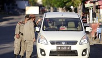 Sebelum ada COVID-19, pengendara dan penumpang mobil bermasker adalah hal yang tidak biasa. Kini mereka mulai membiasakan memakai masker. Antara Foto/Adiwinata Solihin.