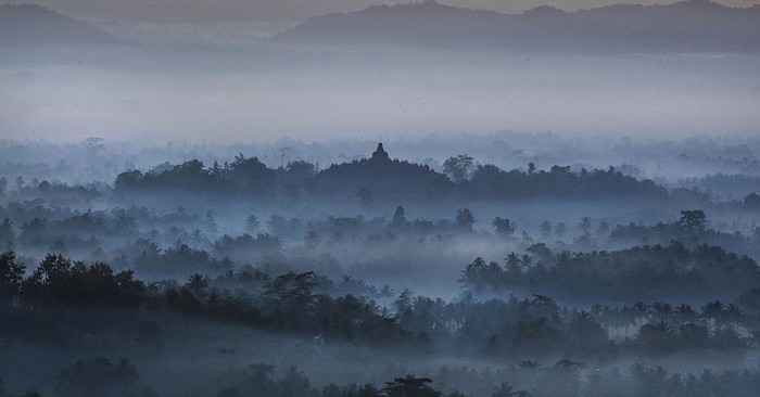 PT Taman Wisata Candi Borobudur, Prambanan, dan Ratu Boko berencana sambut turis lagi mulai 8 Juni. Nantinya, wisatawan harus melalui cek suhu badan dan diberi penanda stiker.