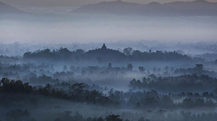 PT Taman Wisata Candi Borobudur, Prambanan, dan Ratu Boko berencana sambut turis lagi mulai 8 Juni. Nantinya, wisatawan harus melalui cek suhu badan dan diberi penanda stiker.