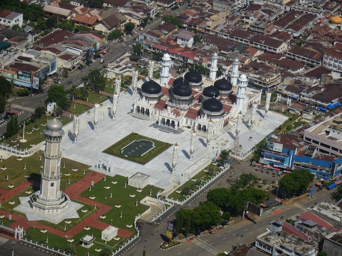 Seorang warga berjalan di halaman Masjid Raya Baiturrahman, Banda Aceh, Minggu (5/4/2020). Objek wisata religi Masjid Raya Baiturrahman yang juga merupakan salah situs sejarah itu sepi pengunjung pada hari libur dampak dari pandemi Corona Virus (COVID-19). ANTARA FOTO/Ampelsa/foc.