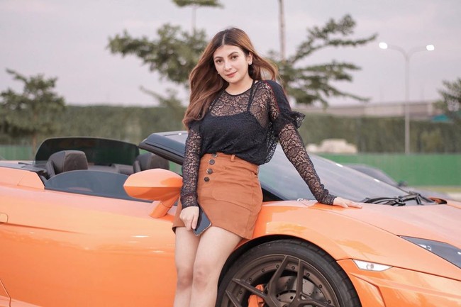 Sarah Keihl juga koleksi mobil-mobil mewah. Selain memiliki mobil Mercedes-Benz, Sarah pun punya Lamborghini.  Foto: dok. Instagram @sarahkeihl